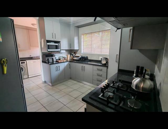 3 BEDROOM TOWNHOUSE FOR SALE IN ROOIHUISKRAAL NORTH